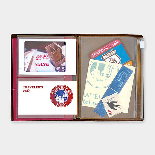 TRAVELER’S notebook Passport Size Refill 004 – Zipper Pocket insert with 1 zippered and 2 open pockets. Made of PVC.