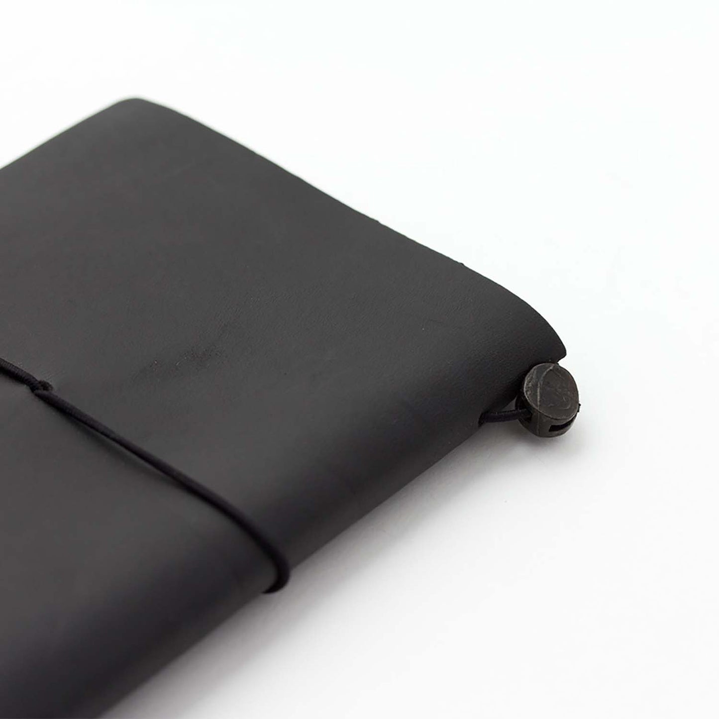 TRAVELER’S notebook Black Passport Size leather cover by TRAVELER’S Company with blank refill, cotton bag and spare band