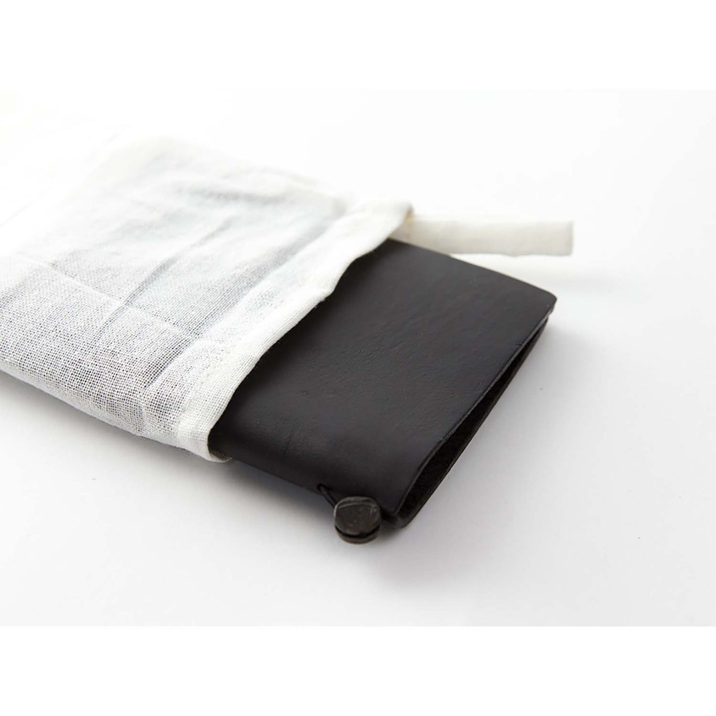 TRAVELER’S notebook Black Passport Size leather cover by TRAVELER’S Company with blank refill, cotton bag and spare band