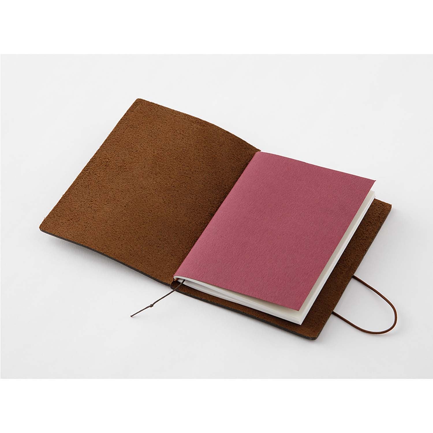 TRAVELER’S notebook Passport Size in Brown – leather cover with elastic closure, shown with accessories including cotton bag, refill, and spare band.