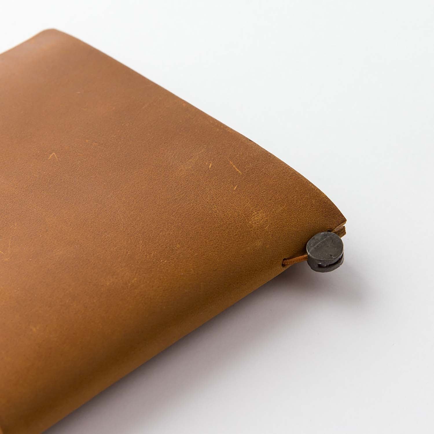 TRAVELER’S notebook Camel Regular Size leather cover by TRAVELER’S Company with blank refill, cotton bag and spare band
