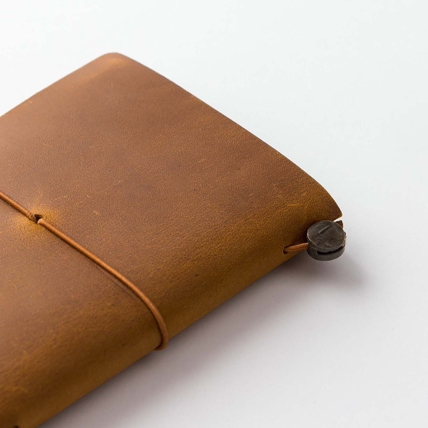 TRAVELER’S notebook Camel Passport Size leather cover by TRAVELER’S Company with blank refill, cotton bag and spare band