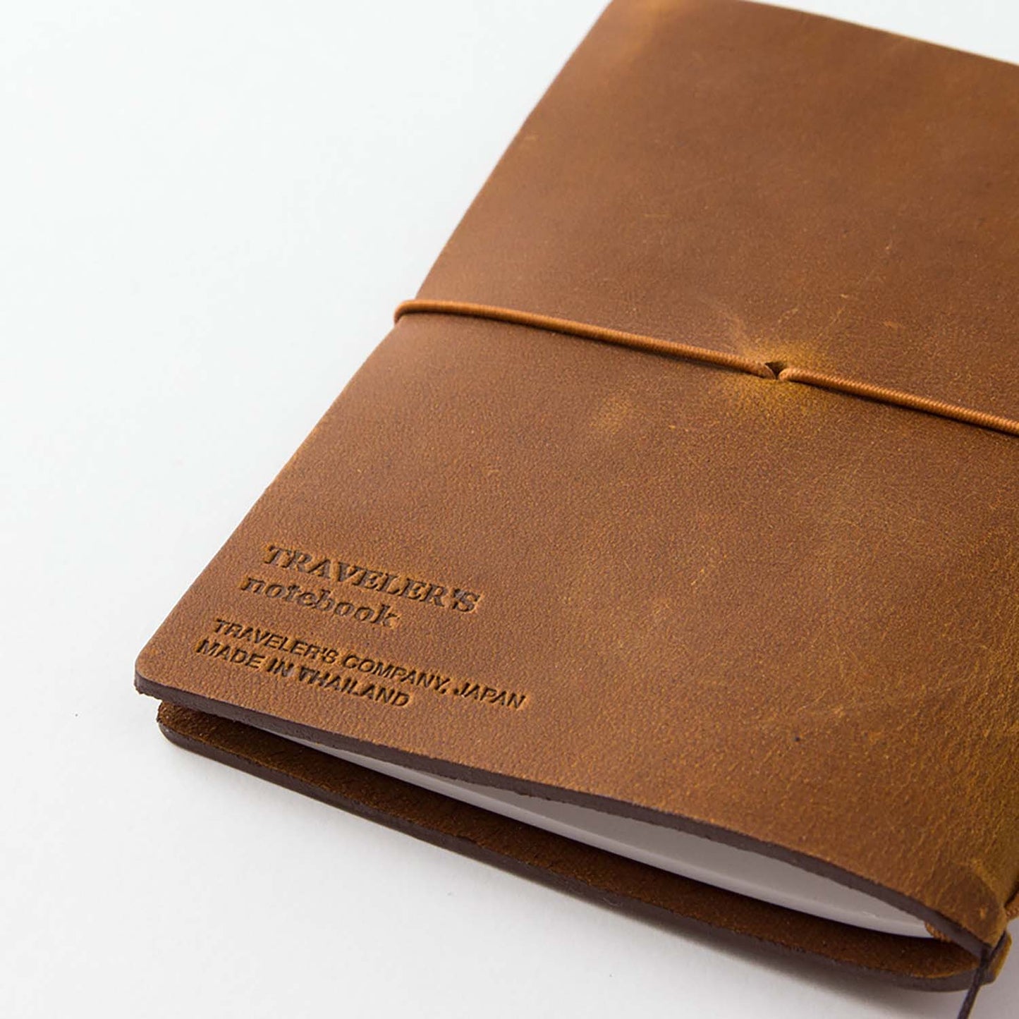TRAVELER’S notebook Camel Passport Size leather cover by TRAVELER’S Company with blank refill, cotton bag and spare band