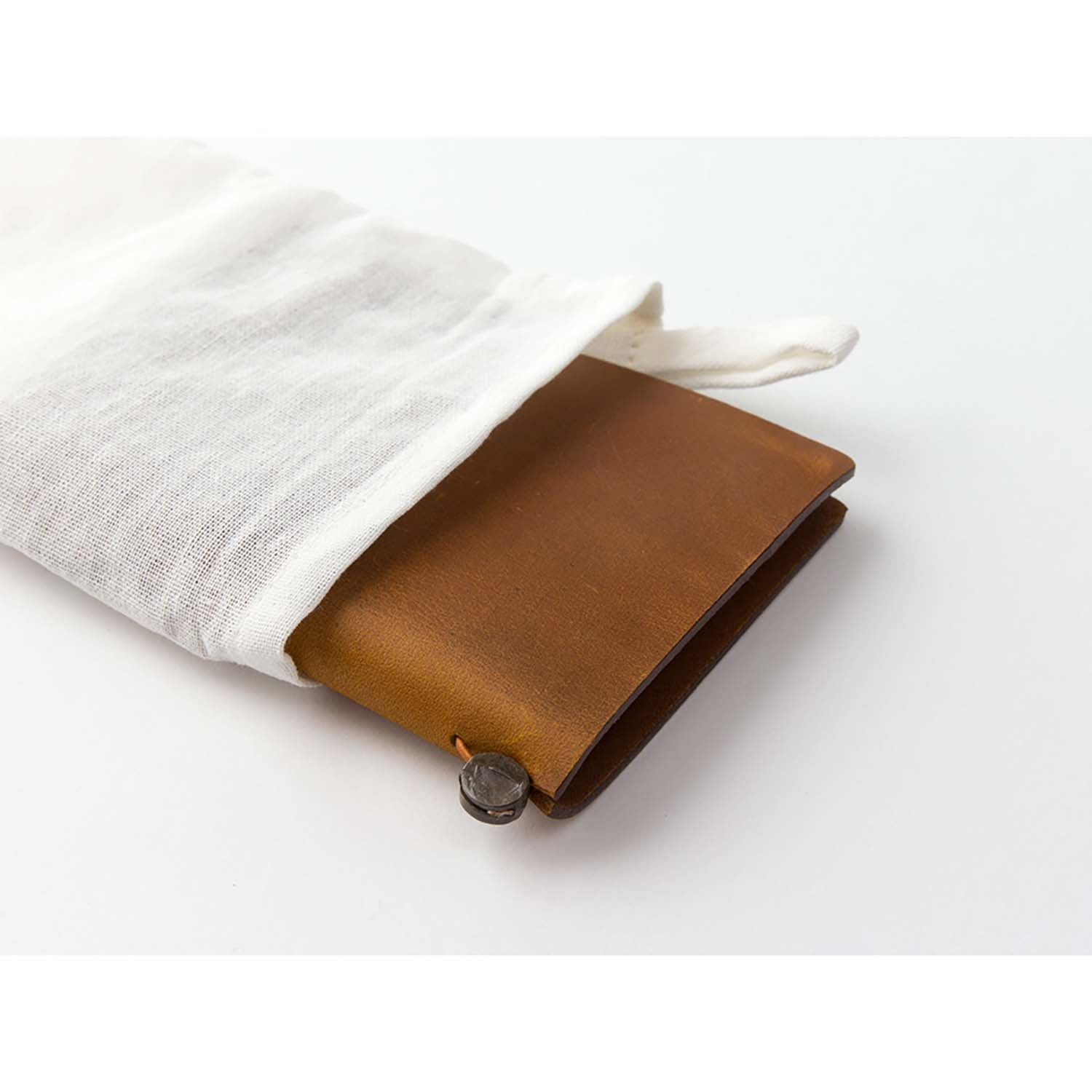 TRAVELER’S notebook Camel Passport Size leather cover by TRAVELER’S Company with blank refill, cotton bag and spare band
