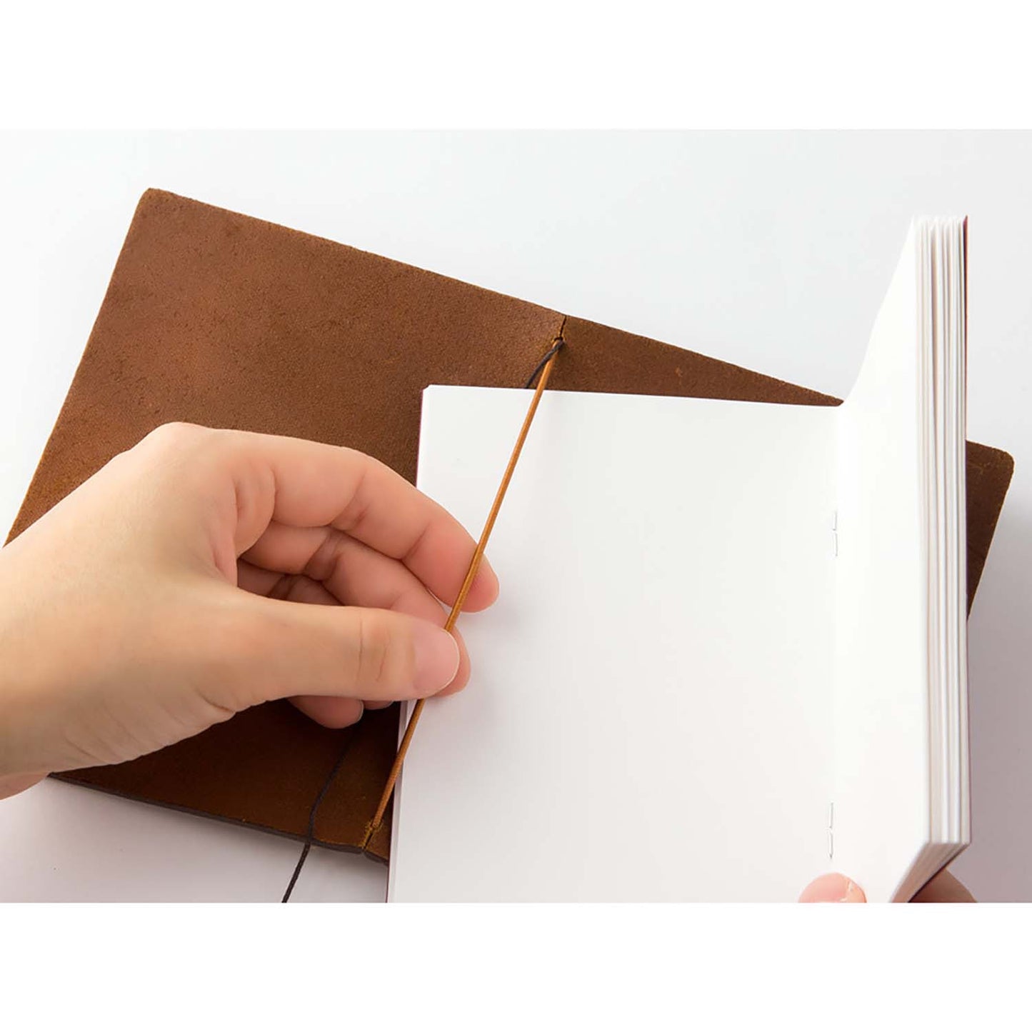 TRAVELER’S notebook Camel Passport Size leather cover by TRAVELER’S Company with blank refill, cotton bag and spare band