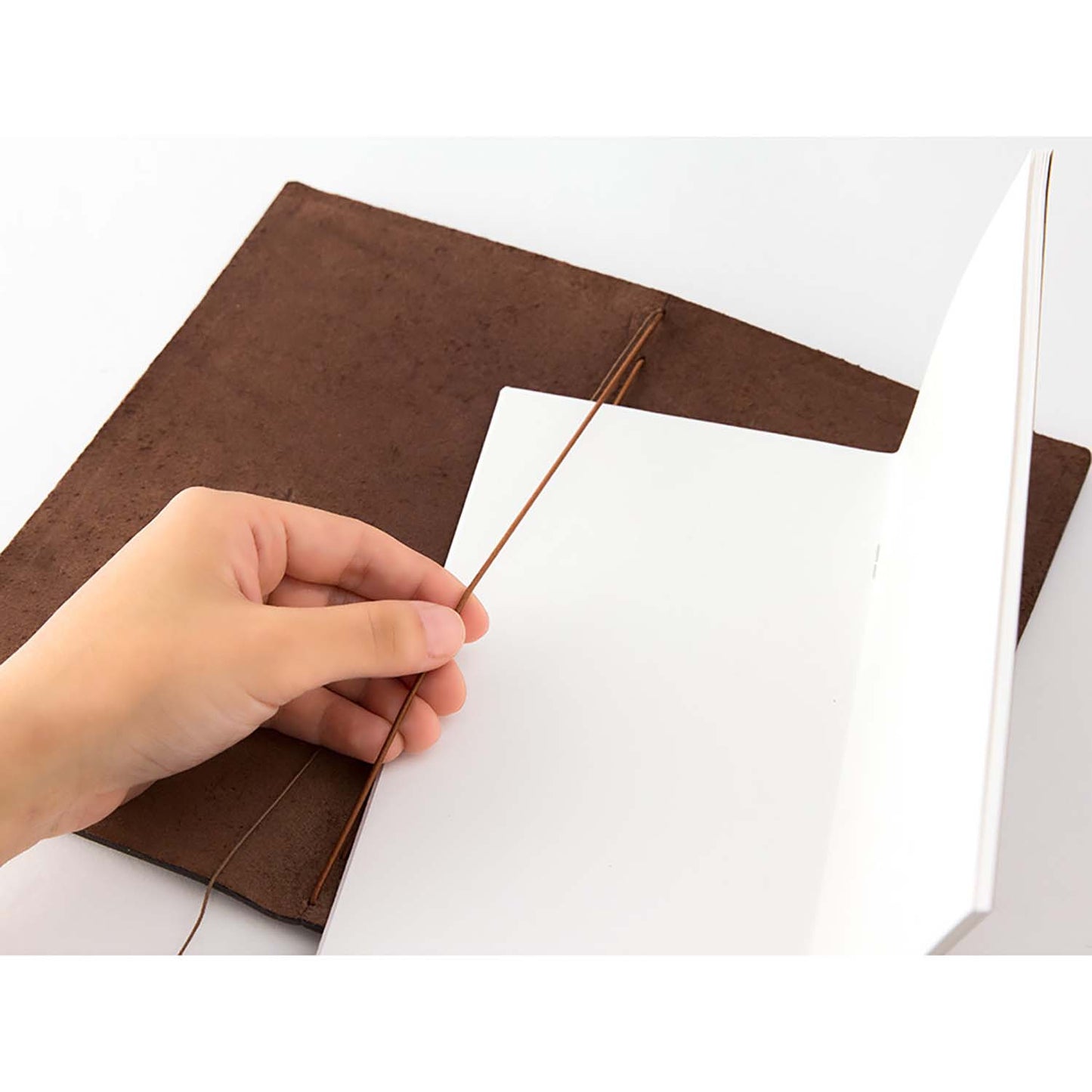 TRAVELER’S notebook Brown Regular Size leather cover by TRAVELER’S Company with blank refill, cotton bag and spare band

